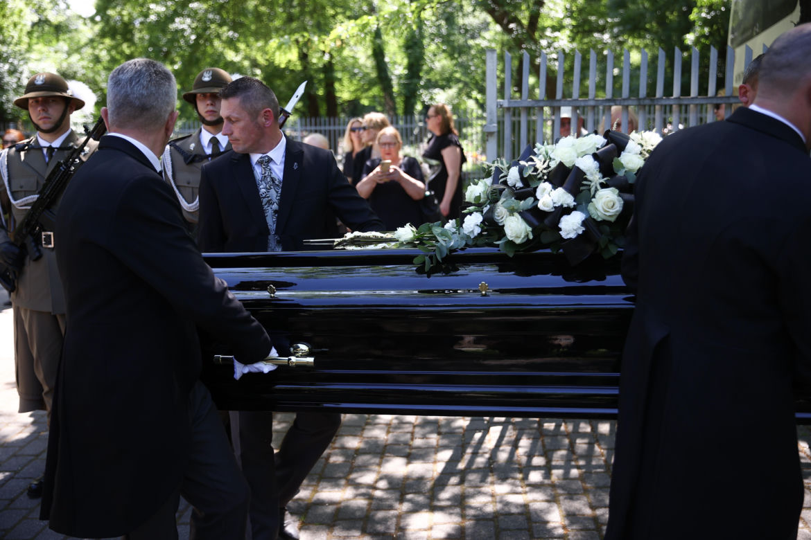 Jan A.P. Kaczmarek został pochowany na cmentarzu Rakowickim. Tłumy pożegnały wybitnego kompozytora