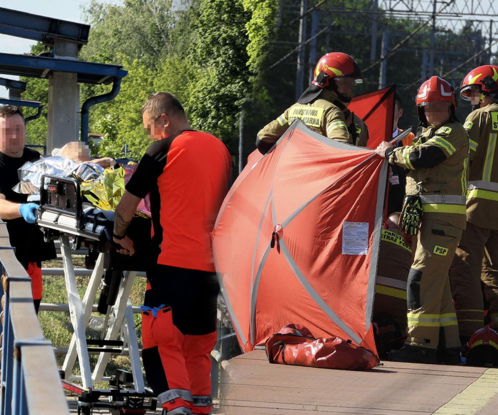 Stanął za blisko torów, zahaczył go pociąg! Dramat w Choszczówce