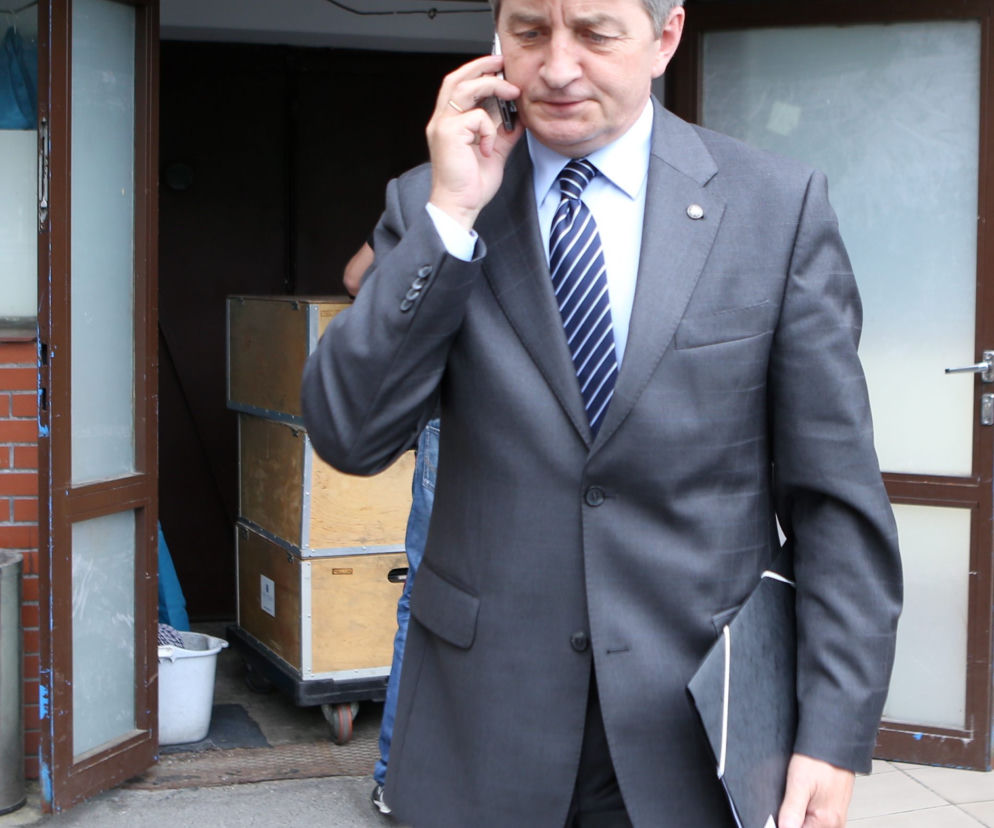 Latał na odpusty, dożynki i badmintona. Marek Kuchciński