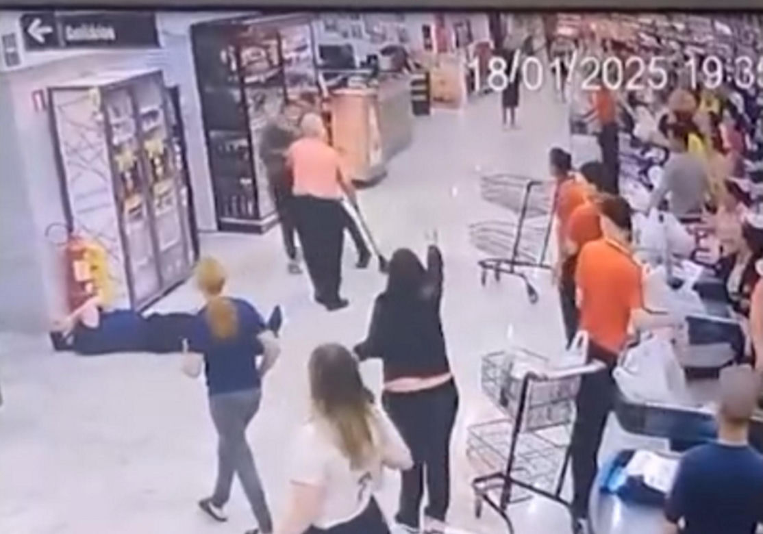 Mąż pracownicy supermarketu uderzył łopatą jej szefa. W sklepie pełno ludzi, wszystko się nagrało!