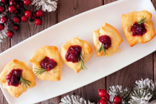 Wyglądają zjawiskowo i smakują obłędnie. Te wytrawne ciastka z serem i dżemem to hit każdej imprezy  