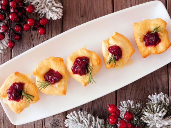 Wyglądają zjawiskowo i smakują obłędnie. Te wytrawne ciastka z serem i dżemem to hit każdej imprezy  
