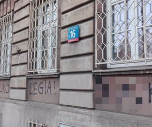 Coraz więcej symboli, napisów i obraźliwych haseł na praskich budynkach