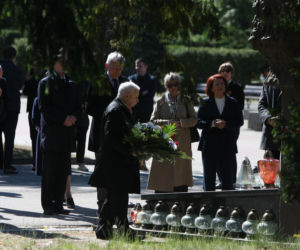 Jarosław Kaczyński na cmentarzu nie był sam. Pewna kobieta nie odstępowała go na krok