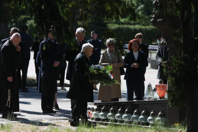Jarosław Kaczyński na cmentarzu nie był sam. Pewna kobieta nie odstępowała go na krok