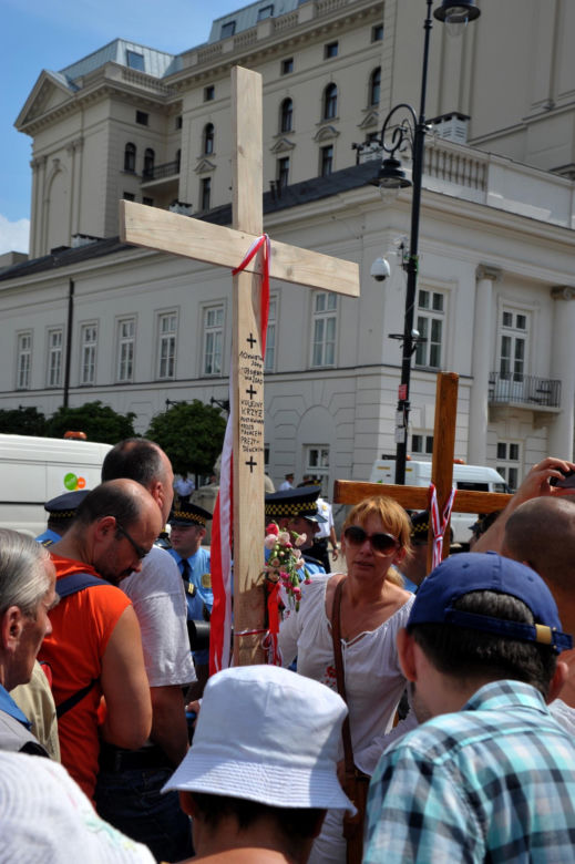 15. rocznica katastrofy smoleńskiej. Burzliwa historia krzyża sprzed Pałacu Prezydenckiego