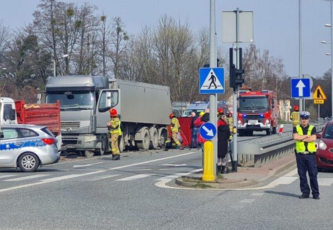 Ustroń. Znany biznesmen zginął w wypadku. Jego mercedes huknął w tira i wyleciał w powietrze. Wśród poszkodowanych kobieta w ciąży [ZDJĘCIA]