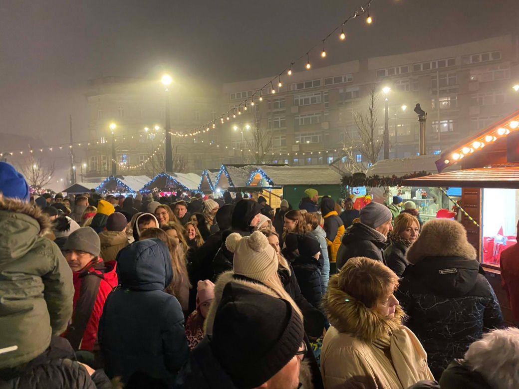 Jarmark Bożonarodzeniowy w Łodzi otwarty! Nowa lokalizacja i gwiazda na scenie