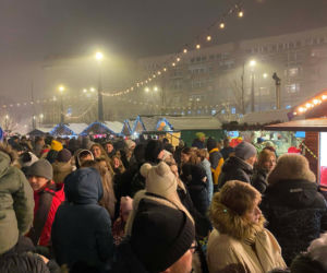 Jarmark Bożonarodzeniowy w Łodzi otwarty! Nowa lokalizacja i gwiazda na scenie
