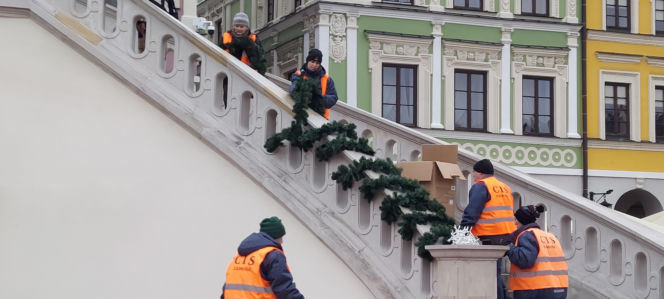 Bajkowa instalacja przed zamojski ratuszem