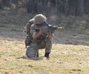 Brytyjscy żołnierze, ćwiczenia na poligonie