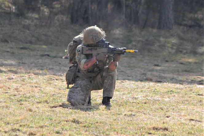 Brytyjscy żołnierze, ćwiczenia na poligonie
