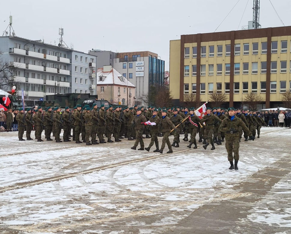 „Ja, żołnierz Wojska Polskiego…” . Ponad stu wojskowych wypowiedziało w Olsztynie słowa przysięgi [ZDJĘCIA]