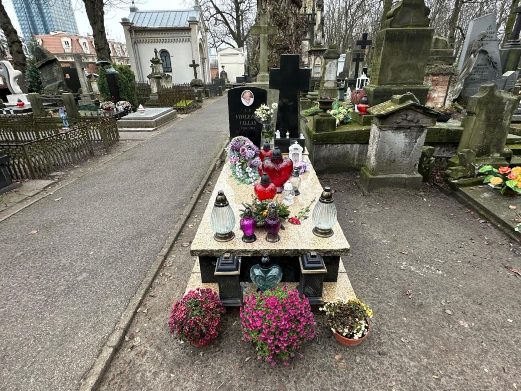 Tak wygląda grób Violetty Villas. Szok, co się na nim znalazło