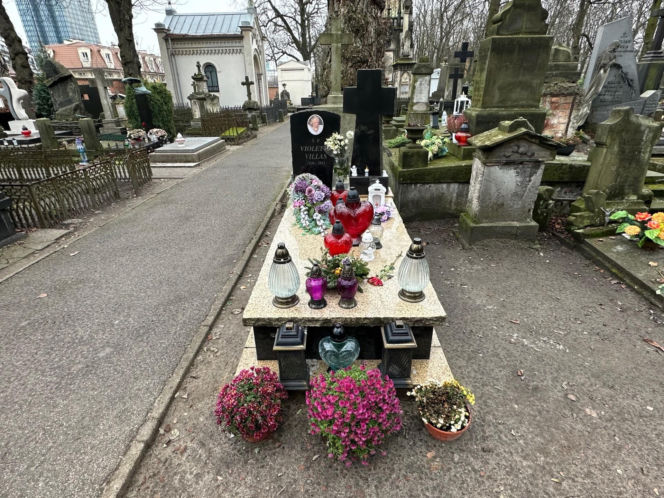 Tak wygląda grób Violetty Villas. Szok, co się na nim znalazło