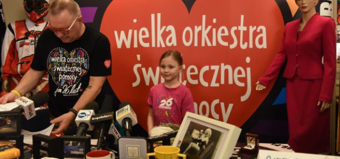 Jeden z najlepszych pisarzy na świecie pisze o WOŚP i... przeprasza 