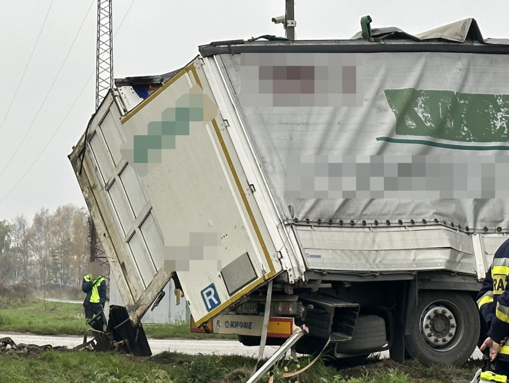 Potworne zderzenie w Ołtarzewie. Pociąg zmiótł w torów samochód ciężarowy