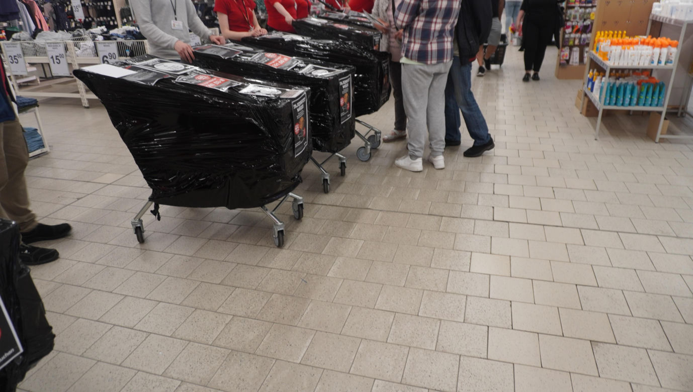 Tajemnicze wózki w Auchan w Olsztynie. Sprawdziliśmy, co było w środku. Zobacz zdjęcia!