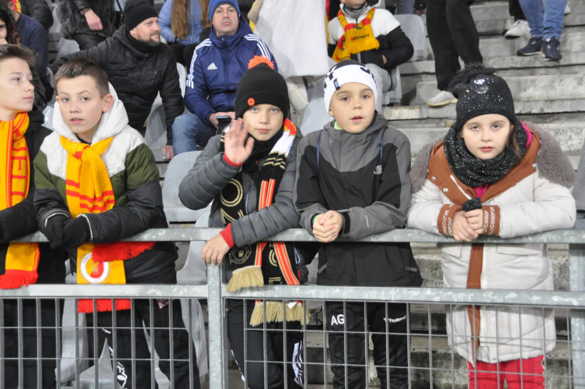 Żółto-czerwono na Suzuki Arenie! Zdjęcia kibiców na meczu Korona Kielce - Jagiellonia Białystok