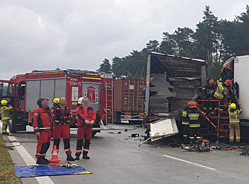 Potworny wypadek na A1 pod Radomskiem. 24-latka nie żyje. Zderzyły się cztery tiry [ZDJĘCIA]