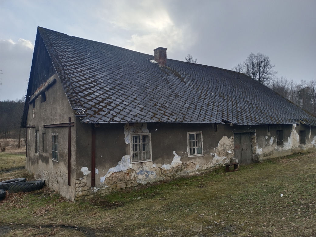 Opuszczony młyn wodny z samochodami w środku
