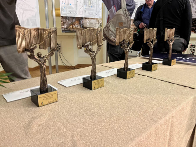 Statuetki w konkursie na filharmonię