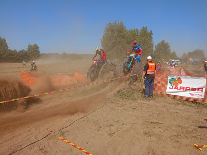 Mimo ponad 30-stopniowego upału w Czerniejewie nie zabrakło chętnych do udziału w zawodach motocyklowych