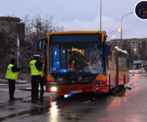 Zderzenie samochodu osobowego z autobusem. Dwoje dzieci w szpitalu
