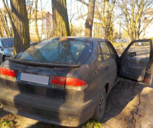 Wraki samochodów zalewają Warszawę