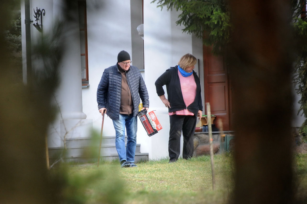 Szok! Komorowski chodzi o lasce