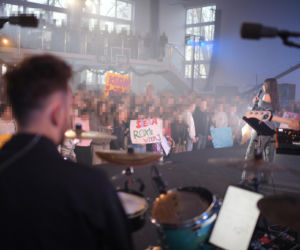 Roxie Węgiel z gołym brzuchem śpiewa dla najmłodszych