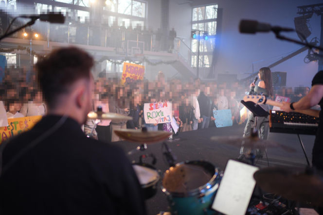 Roxie Węgiel z gołym brzuchem śpiewa dla najmłodszych