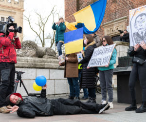 Kraków solidarny z Ukrainą! Wielka manifestacja na Rynku Głównym [ZDJĘCIA]