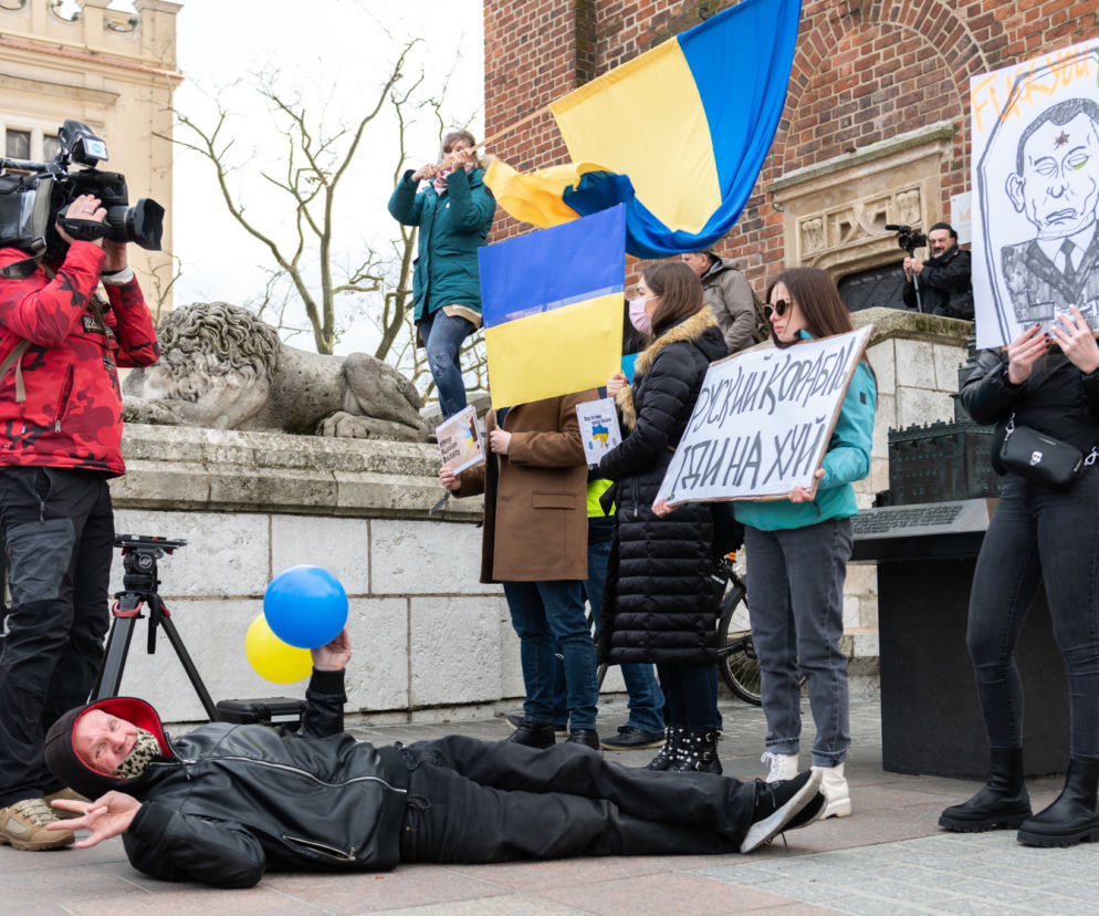 Kraków solidarny z Ukrainą! Wielka manifestacja na Rynku Głównym [ZDJĘCIA]