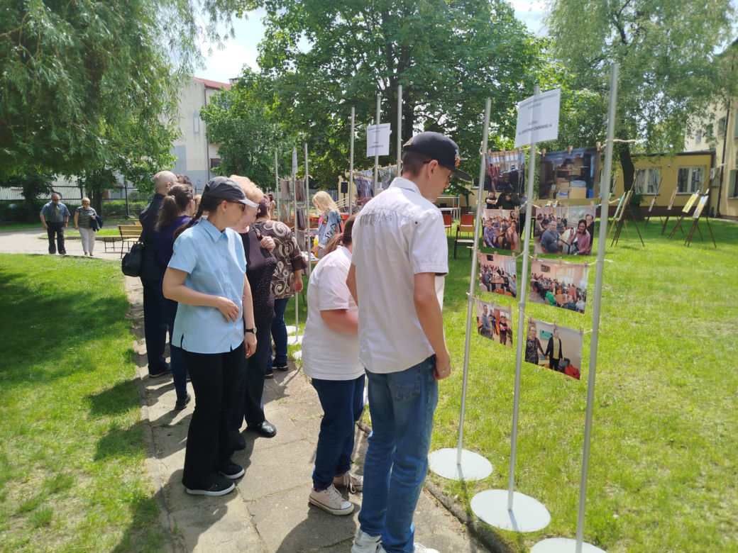 Przez lata ŚDS w Siedlcach działał w dwóch lokalizacjach, teraz już oficjalnie funkcjonuje w jednym miejscu, w budynkach dostosowanych do potrzeb osób z niepełnosprawnościami. 