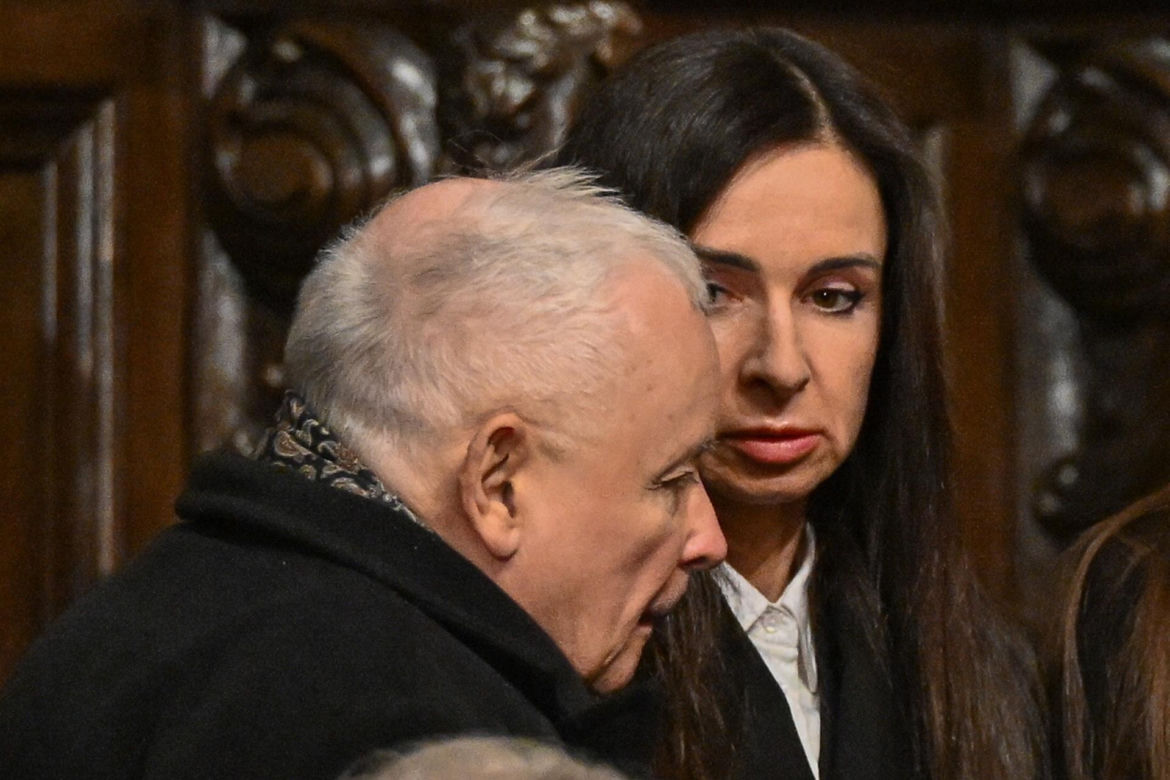 Kaczyński ściśnięty w tłoku pod pomnikiem smoleńskim