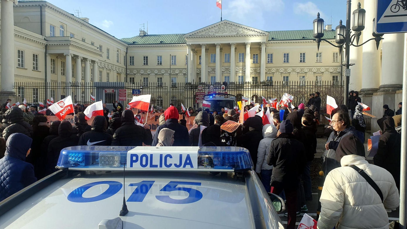 "Przestańcie nas okradać!". Najemcy z Marywilskiej protestują przed ratuszem