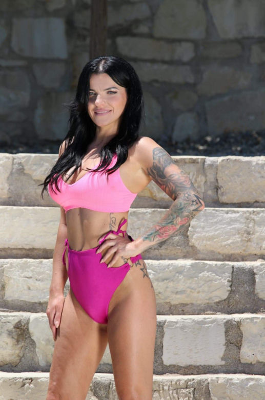 Uczestniczki "40 kontra 20" w bikini