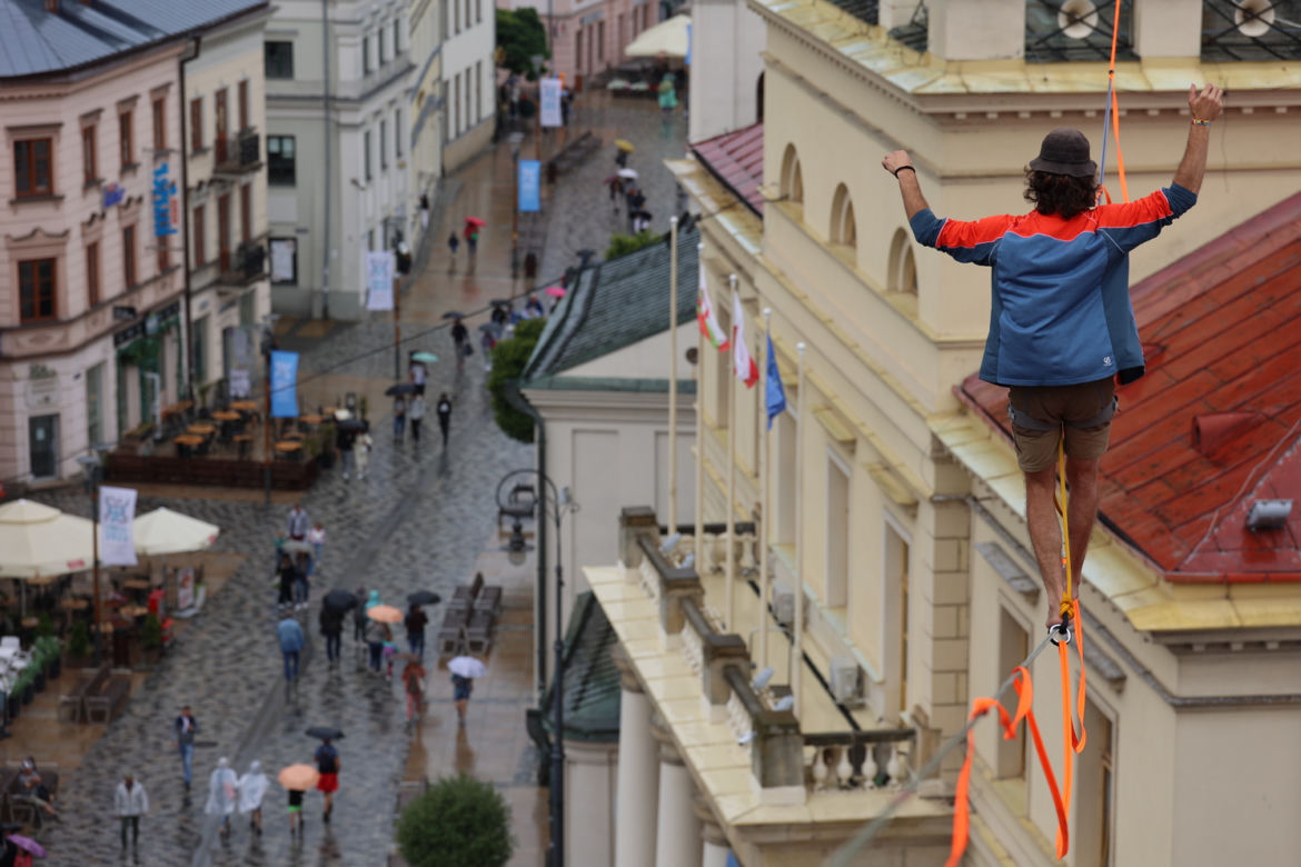   Urban Highline Festival 2023 w Lublinie. Slacklinerzy robią cuda na linach!
