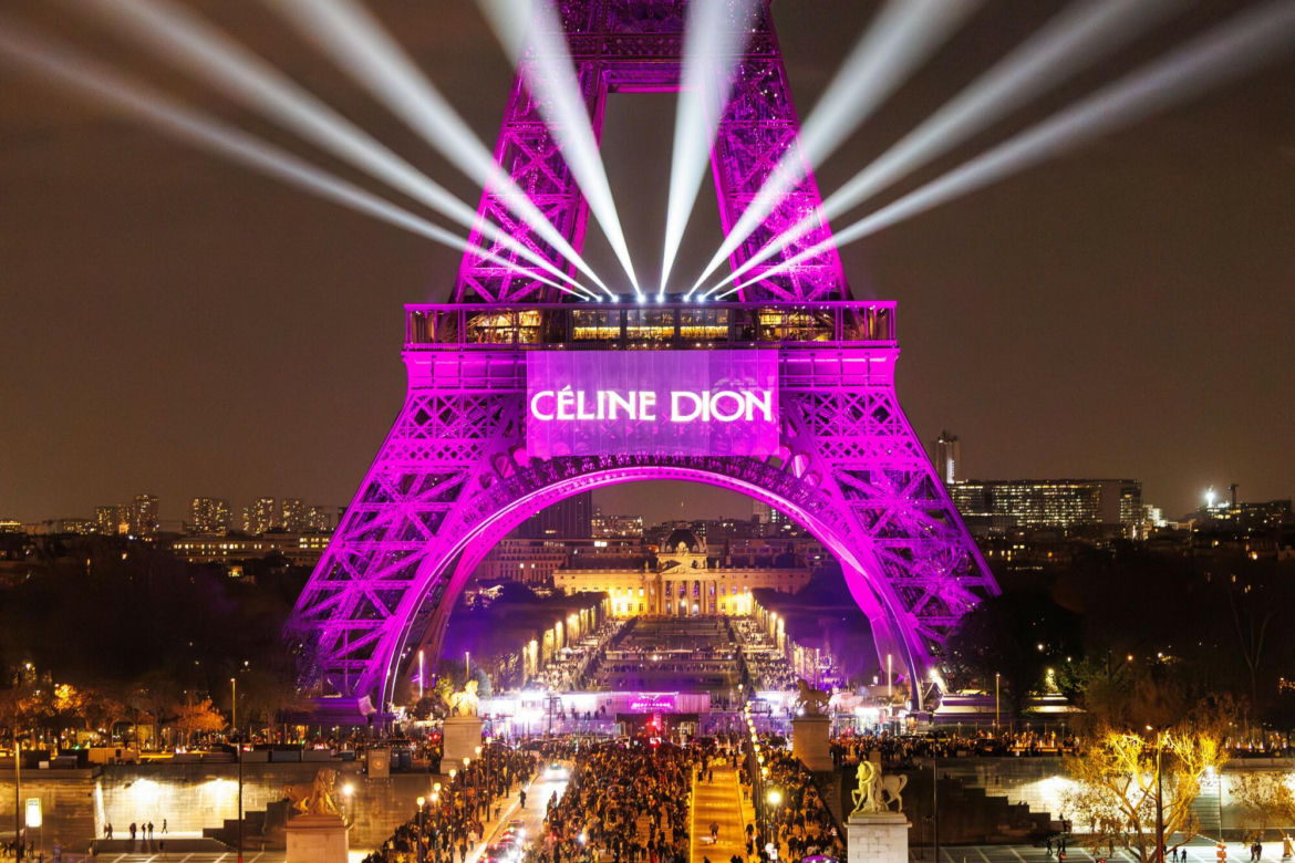 Wieża Eiffla rozbłysła na powrót Celine Dion