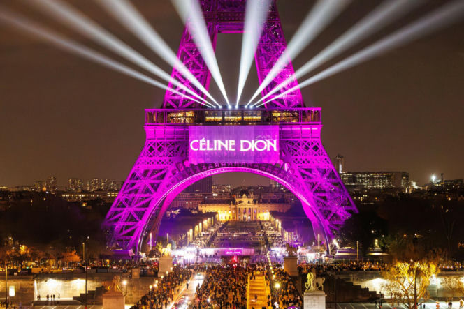 Wieża Eiffla rozbłysła na powrót Celine Dion