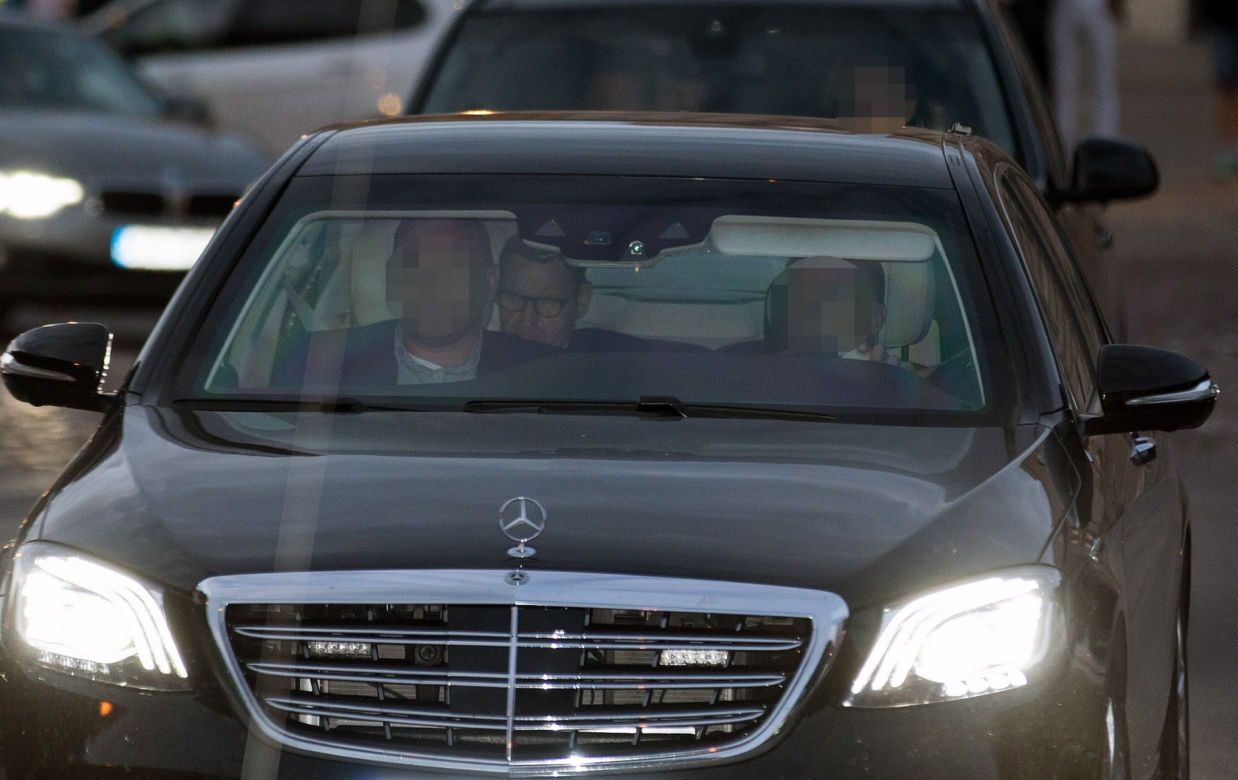 Premier w mercedesie wzbudza szacunek