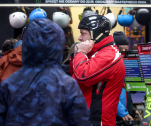 Poseł Wójcik szusuje w kasku