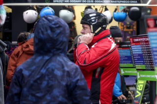 Poseł Wójcik szusuje w kasku