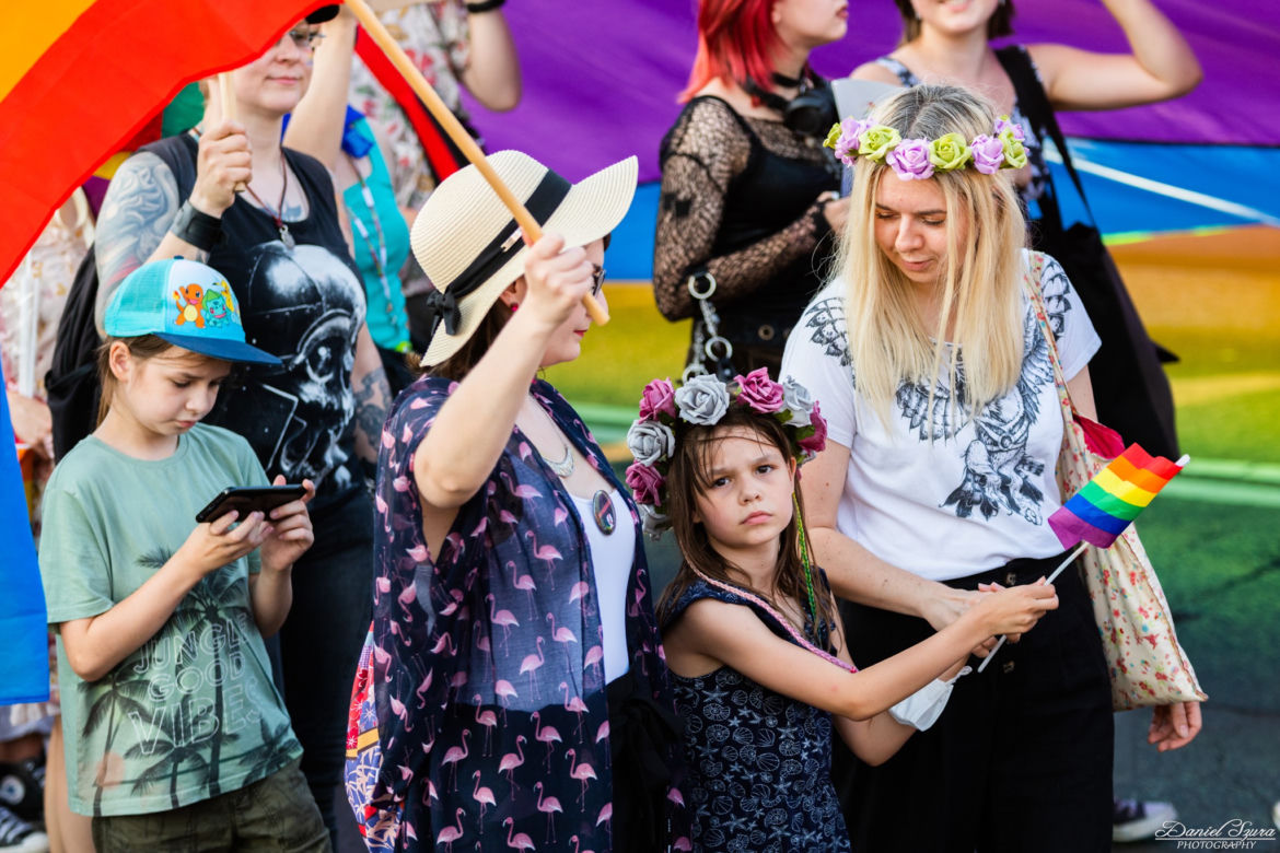 Marsz Równości w Krakowie - tłumy na wydarzeniu pod hasłem "Zaczerpnąć tchu".
