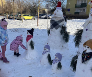 Rodzina bałwanów w Lublinie. Państwo Wrońscy zbudowali zimowy hit osiedla