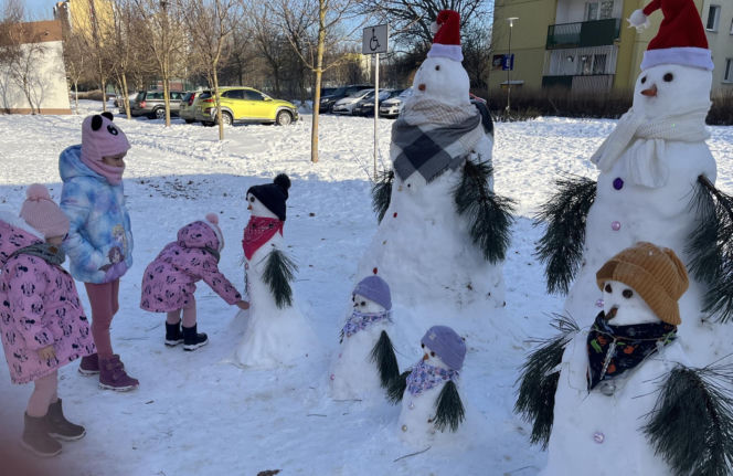 Rodzina bałwanów w Lublinie. Państwo Wrońscy zbudowali zimowy hit osiedla