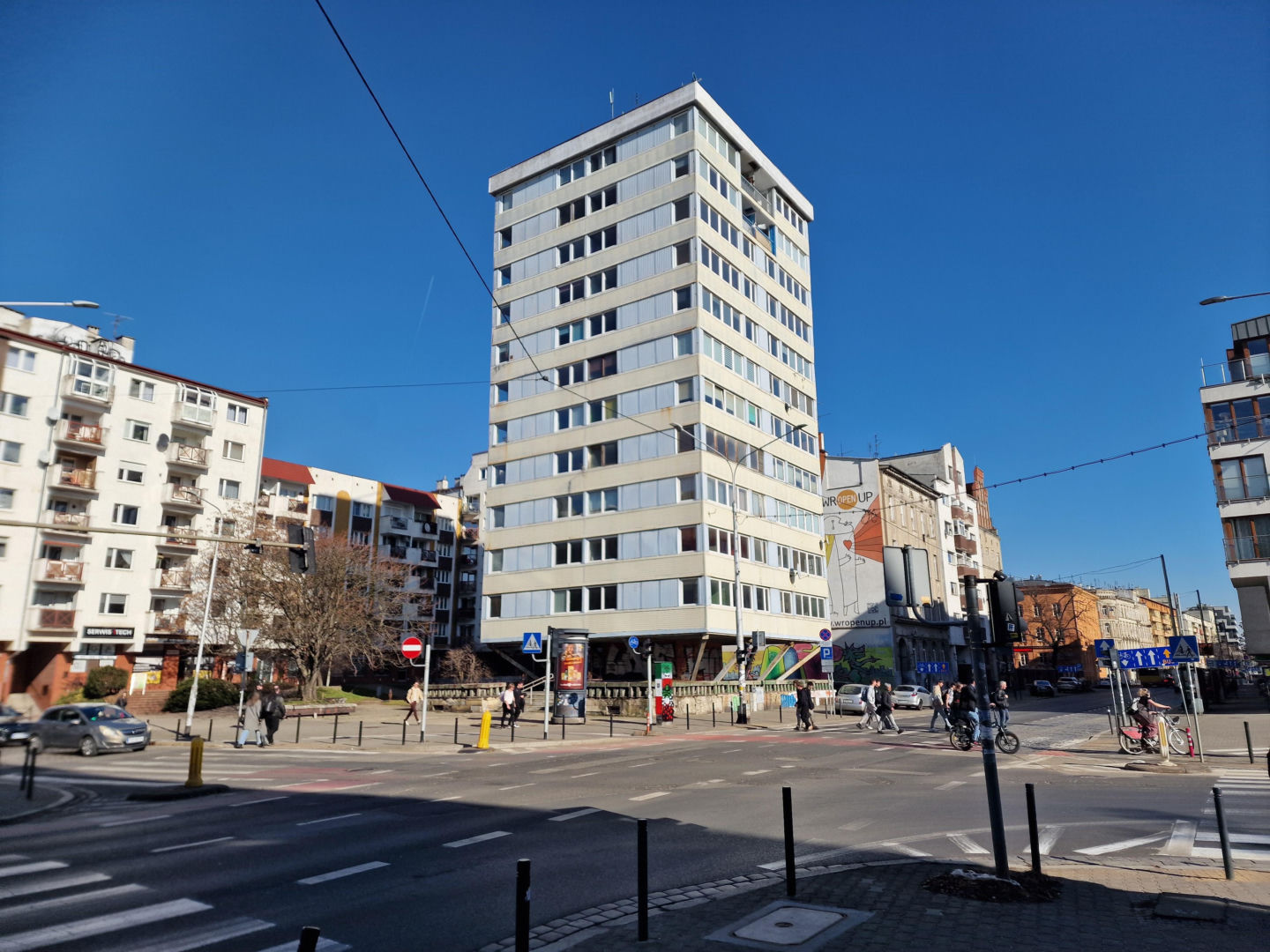 Trzonolinowiec - wieżowiec przy Kościuszki we Wrocławiu z lat 60. przed remontem