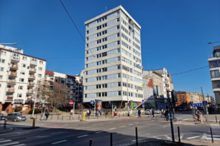 Trzonolinowiec - wieżowiec przy Kościuszki we Wrocławiu z lat 60. przed remontem