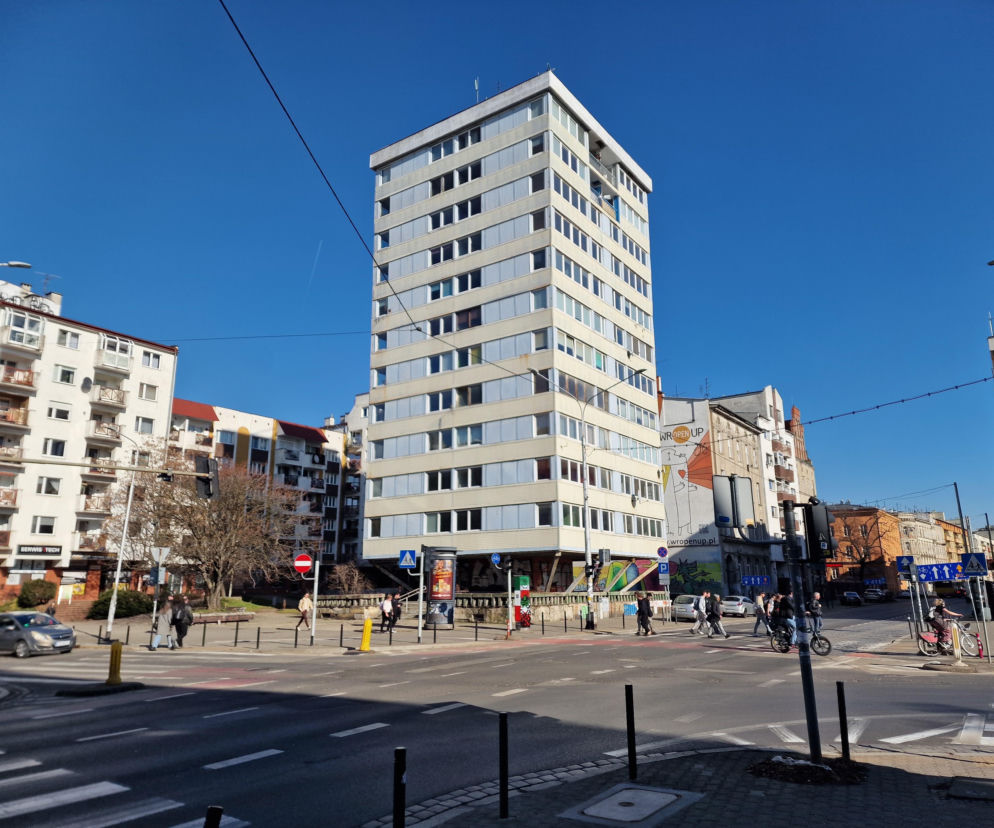 Opuszczony blok - eksperyment. Pokonała go rdza